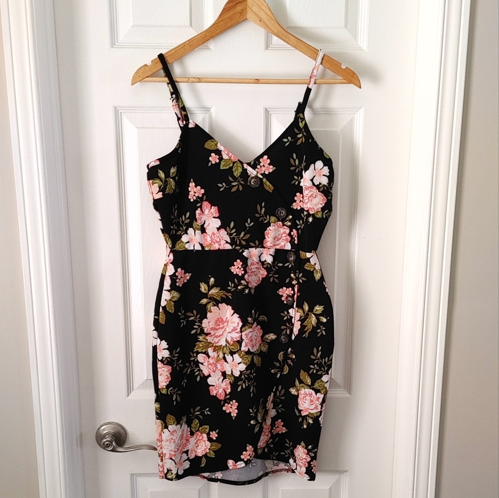 Full Circle Trends || Floral Mini with Skinny Strap & Buttons, Large, Bl…